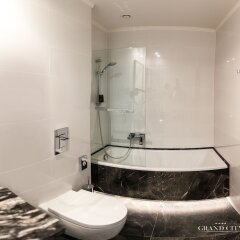 Hotel Grand City Вроцлав ванная фото 2