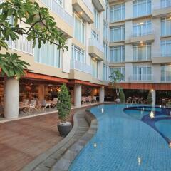 Bedrock Hotel Kuta Bali бассейн