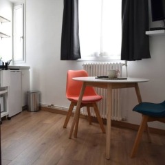 Апартаменты Renovated Studio Near Buttes Chaumont Париж в номере