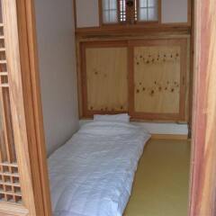 Отель Bukchon Sarangchae Hanok Guesthouse Южная Корея, Сеул - отзывы, цены и фото номеров - забронировать отель Bukchon Sarangchae Hanok Guesthouse онлайн комната для гостей фото 2