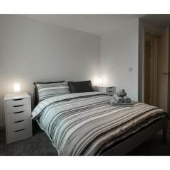 Апартаменты Lovely Family Apartment in Central Manchester сейф в номере