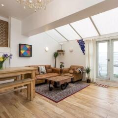Отель Bright & Spacious 2 Bed w/ Terrace near City Centre интерьер отеля