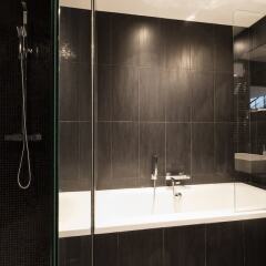 Отель Alberginn Suites Rivoli Les Halles Париж ванная
