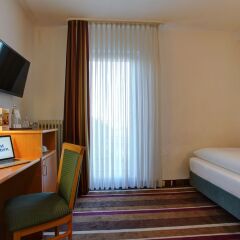 Best Western Ambassador Hotel сейф в номере
