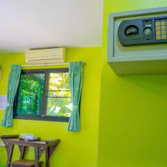 Отель Chez Charly Bungalow сейф в номере
