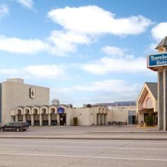 Отель Travelodge by Wyndham Saskatoon парковка
