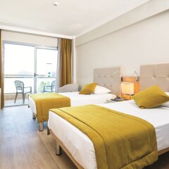 Sunrise Hotel комната для гостей