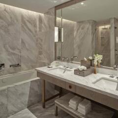 Отель Waldorf Astoria Dubai International Financial Centre ванная фото 2