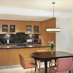 Отель The Ritz-Carlton Executive Residences, Dubai International Financial Centre Дубай в номере
