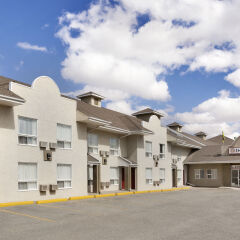 Отель Colonial Square Inn & Suites парковка