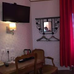 Отель Hôtel Les Chansonniers удобства в номере