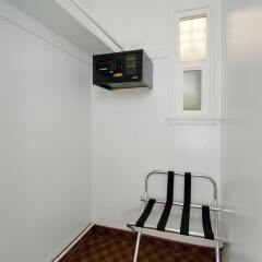 Отель Jerry's Motel сейф в номере