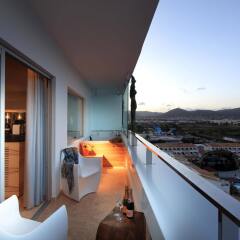 Отель Ushuaia Ibiza Beach Hotel - Adults Only Испания, Сант Джордин де Сес Салинес - 4 отзыва об отеле, цены и фото номеров - забронировать отель Ushuaia Ibiza Beach Hotel - Adults Only онлайн балкон