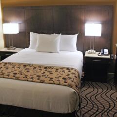 Отель La Quinta Inn & Suites Oshawa комната для гостей