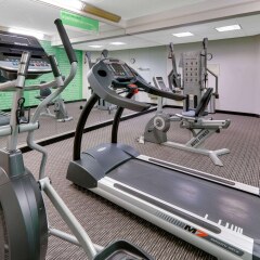 Отель La Quinta Inn & Suites Dallas North Central фитнесс-зал фото 2