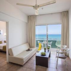Апартаменты Costantiana Beach Hotel Apartments Кипр, Ларнака - 6 отзывов об отеле, цены и фото номеров - забронировать отель Costantiana Beach Hotel Apartments онлайн комната для гостей фото 2