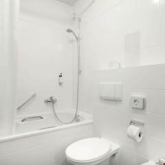 Отель Comfort Hotel Am Medienpark Германия, Унтерфёринг - отзывы, цены и фото номеров - забронировать отель Comfort Hotel Am Medienpark онлайн ванная фото 2