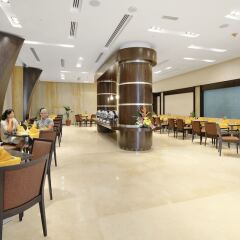 Отель Al Majaz Premiere Hotel Apartment ОАЭ, Шарджа - 1 отзыв об отеле, цены и фото номеров - забронировать отель Al Majaz Premiere Hotel Apartment онлайн питание фото 2
