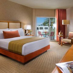 Отель Tropicana Las Vegas - a DoubleTree by Hilton Hotel США, Лас-Вегас - 2 отзыва об отеле, цены и фото номеров - забронировать отель Tropicana Las Vegas - a DoubleTree by Hilton Hotel онлайн комната для гостей фото 5