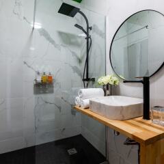 Отель Luxury 3 Bedroom 2 Bathroom - AC - Louvre & Marais ванная