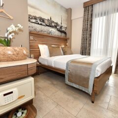 The Pera Hotel сейф в номере