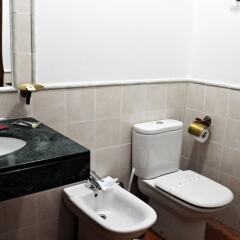 Отель Hostal Puerta De Arcos Испания, Аркос -де-ла-Фронтера - отзывы, цены и фото номеров - забронировать отель Hostal Puerta De Arcos онлайн ванная