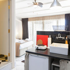 Отель Chiconomy Suites удобства в номере фото 2