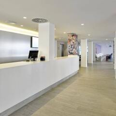 Отель Sol House The Studio Calviá Beach Испания, Магалуф - 1 отзыв об отеле, цены и фото номеров - забронировать отель Sol House The Studio Calviá Beach онлайн интерьер отеля