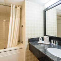 Quality Inn and Conference Center I-80 Grand Island in Doniphan, United States of America from 100$, photos, reviews - zenhotels.com bathroom