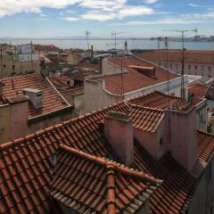 Отель Traveling To Lisbon Bairro Alto Apartments Португалия, Лиссабон - отзывы, цены и фото номеров - забронировать отель Traveling To Lisbon Bairro Alto Apartments онлайн балкон