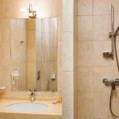 Cosmos Petrozavodsk Hotel 4* Стандартный номер с двуспальной кроватью фото 15
