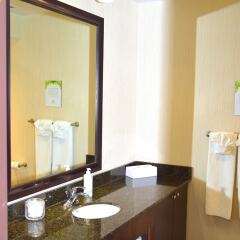 Coast Lethbridge Hotel & Conference Centre в номере