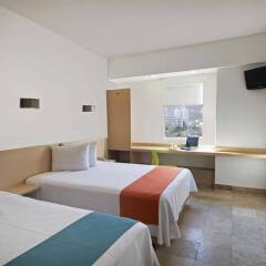 Отель One Acapulco Costera комната для гостей фото 4