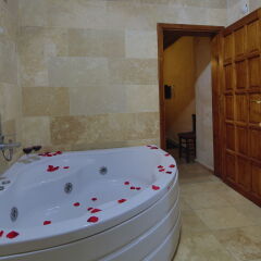 Jerveni Cave Hotel ванная