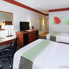 Отель La Quinta Inn & Suites by Wyndham Dallas Love Field США, Даллас - отзывы, цены и фото номеров - забронировать отель La Quinta Inn & Suites by Wyndham Dallas Love Field онлайн удобства в номере фото 2