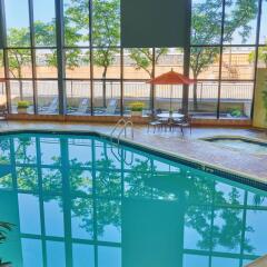 Отель Holiday Inn Toronto - Yorkdale Канада, Торонто - отзывы, цены и фото номеров - забронировать отель Holiday Inn Toronto - Yorkdale онлайн бассейн фото 3