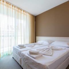 Апартаменты One Bedroom Apartment with Balcony in Avalon Complex комната для гостей фото 2