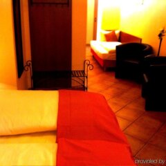 City Hotel West комната для гостей