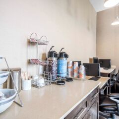 Отель Comfort Inn & Suites фото 2