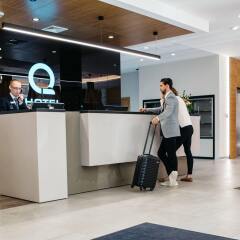 Q Hotel Plus Katowice интерьер отеля