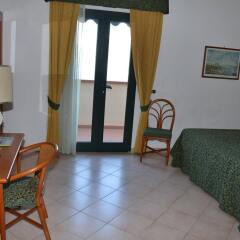 Отель Albergo Le Briciole Проччио комната для гостей фото 5