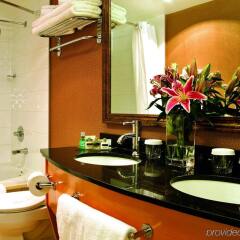 Отель Sunset Inn and Suites Канада, Ванкувер - отзывы, цены и фото номеров - забронировать отель Sunset Inn and Suites онлайн ванная