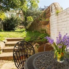 Отель Bright and Spacious 1 Bedroom Flat With Garden Брайтон