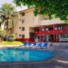 Отель Vista Junior Guadalajara бассейн