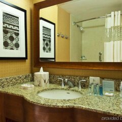 Отель Hampton Inn Manhattan-Times Square North США, Нью-Йорк - 1 отзыв об отеле, цены и фото номеров - забронировать отель Hampton Inn Manhattan-Times Square North онлайн ванная
