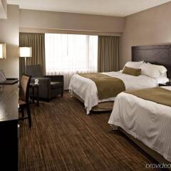 Отель Delta Hotels by Marriott Calgary Downtown Канада, Калгари - отзывы, цены и фото номеров - забронировать отель Delta Hotels by Marriott Calgary Downtown онлайн комната для гостей фото 4