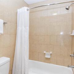 Отель Travelodge by Wyndham Sylmar CA США, Лос-Анджелес - отзывы, цены и фото номеров - забронировать отель Travelodge by Wyndham Sylmar CA онлайн ванная