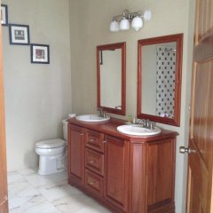 Waters Edge Guest House in Montego Bay, Jamaica from 113$, photos, reviews - zenhotels.com bathroom photo 3