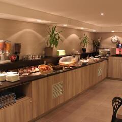 Hotel Kyriad Lyon Est - Saint Bonnet de Mure питание