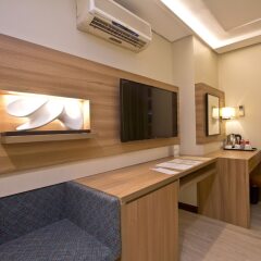 Отель Makati Crown Regency Hotel Филиппины, Макати - отзывы, цены и фото номеров - забронировать отель Makati Crown Regency Hotel онлайн удобства в номере фото 2